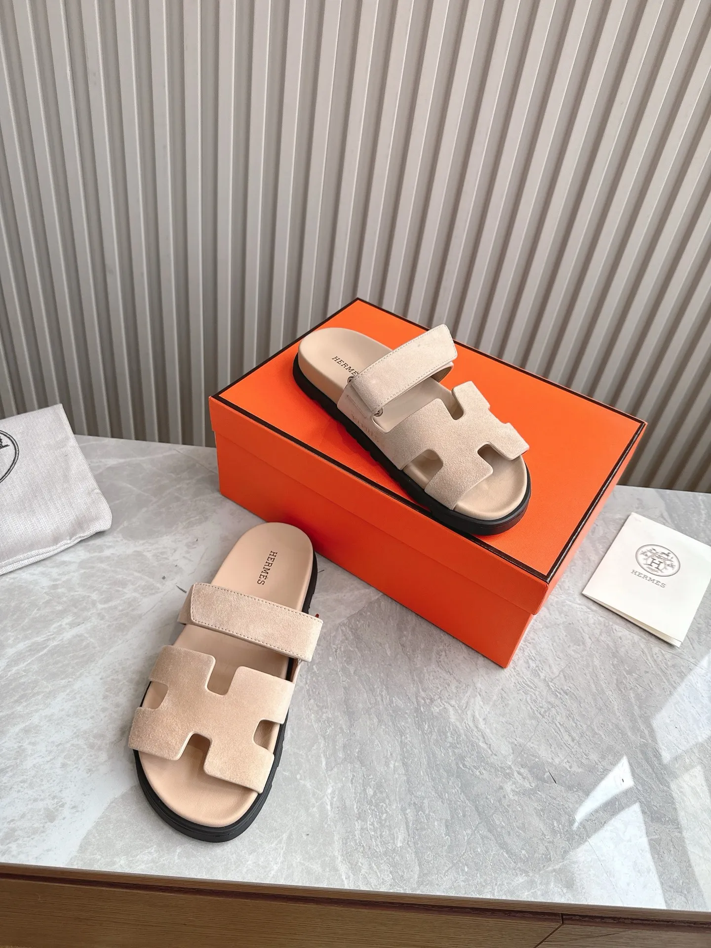 p480🐮🐮Couple model (top version) H family 2024 spring and summer new style HERMES Hermes' recently popular couple model pig nose angle sandals and slippers, paired with various colorful socks, popular. Upper: imported original deerskin (the genuine leather edging is not ordinary super migration). Lining: imported genuine leather. Outsole: Tpu non-slip and wear-resistant outsole. Size: Female 35-42 (40/42 non-returnable and non-exchangeable) Male size: 39-45 (45 non-refundable and non-exchangeable)